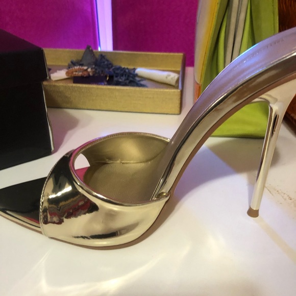NWT Gold Heels - Picture 2 of 7